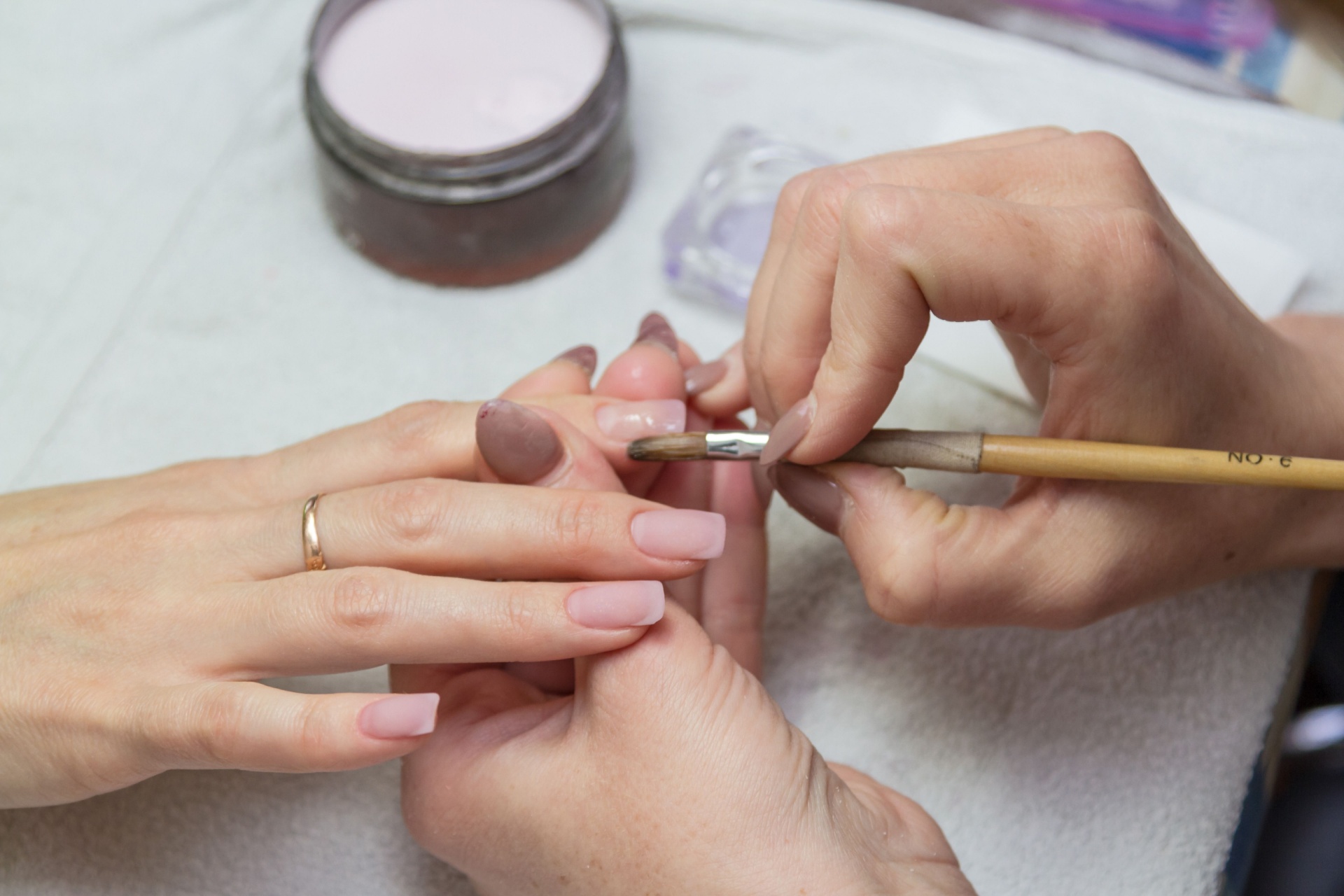 Negletekniker legger akrylnegler