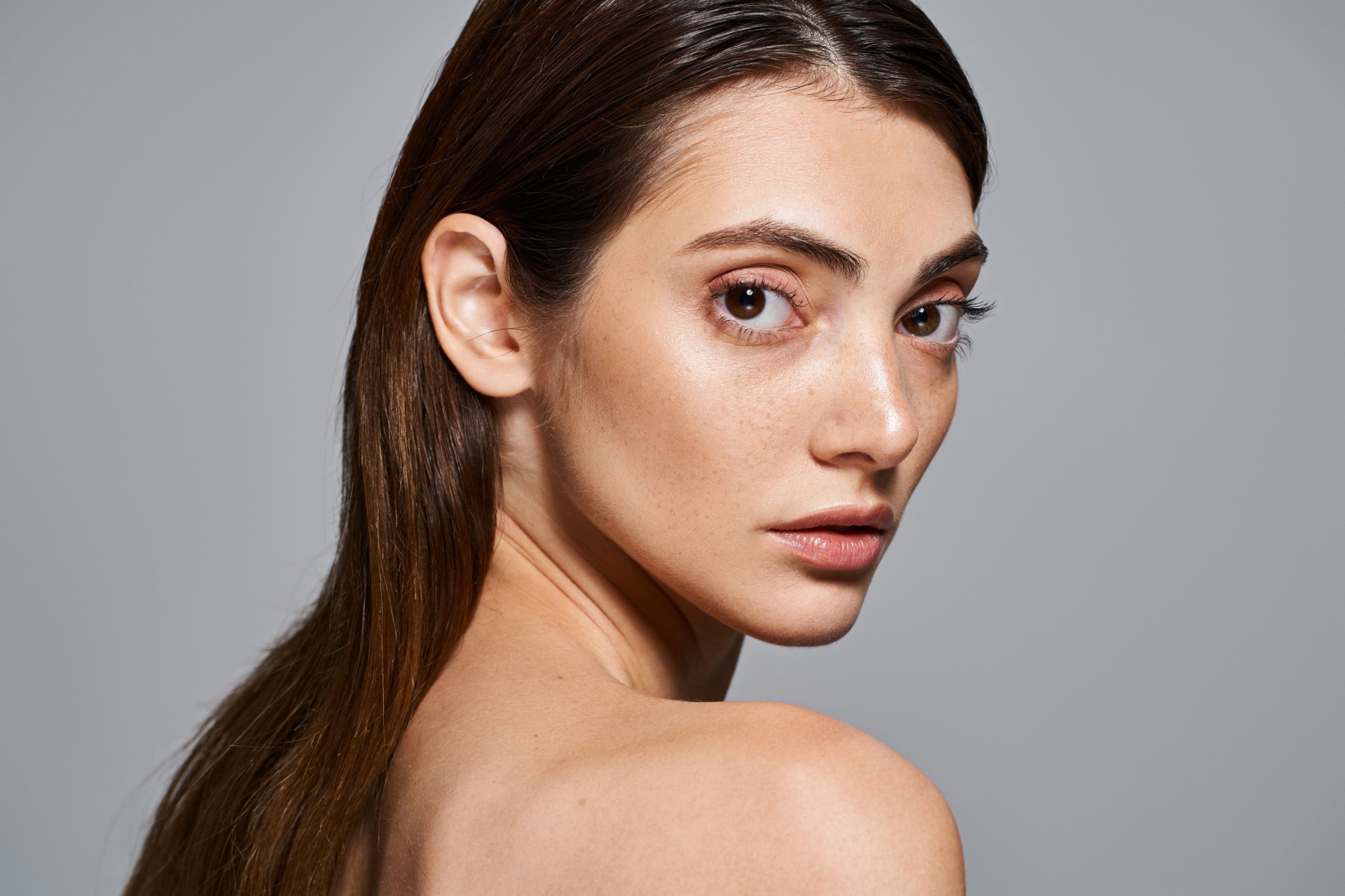 Vakker dame med ren, sunn hud